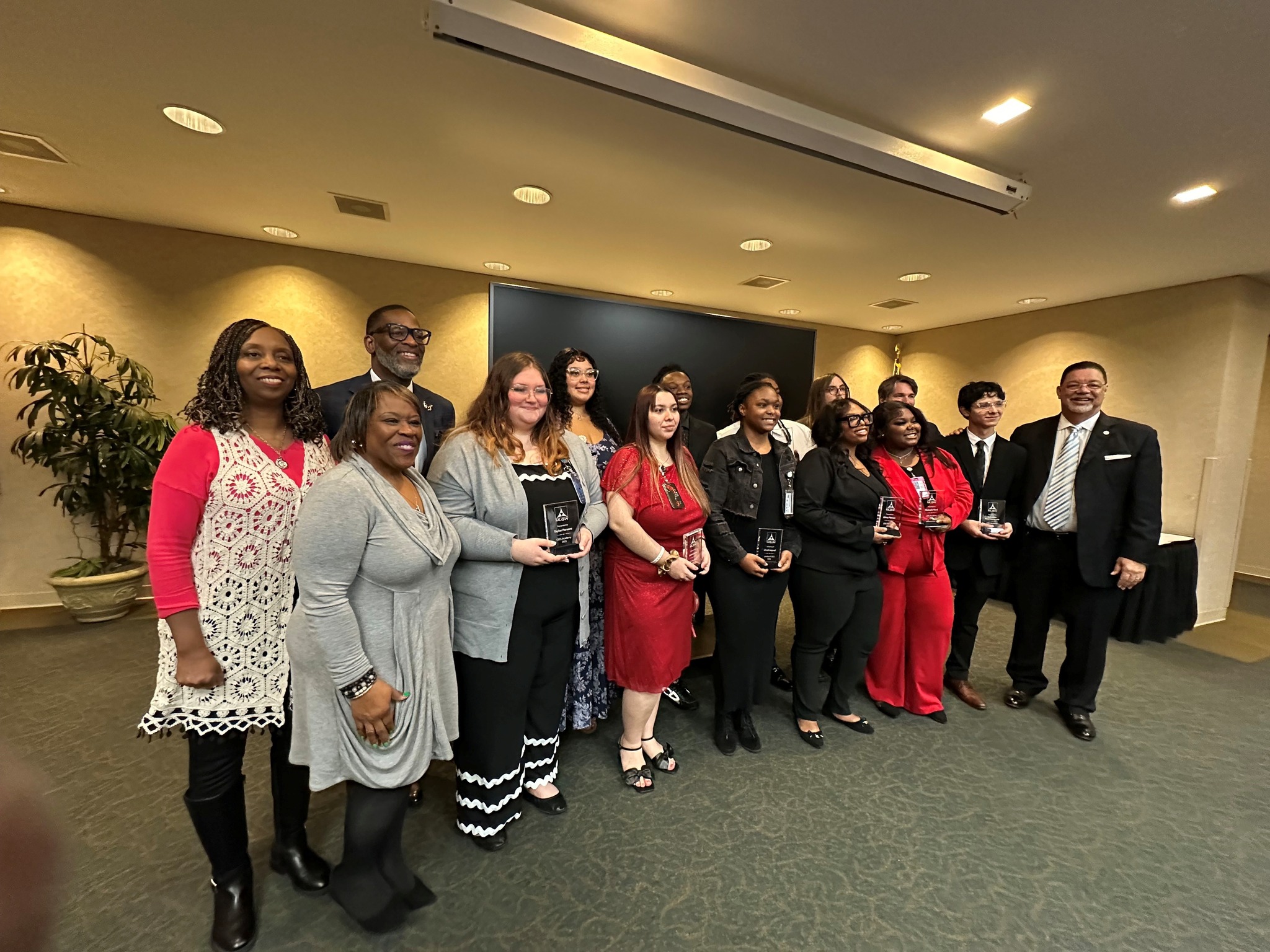 MLGW CEES group photo of students 