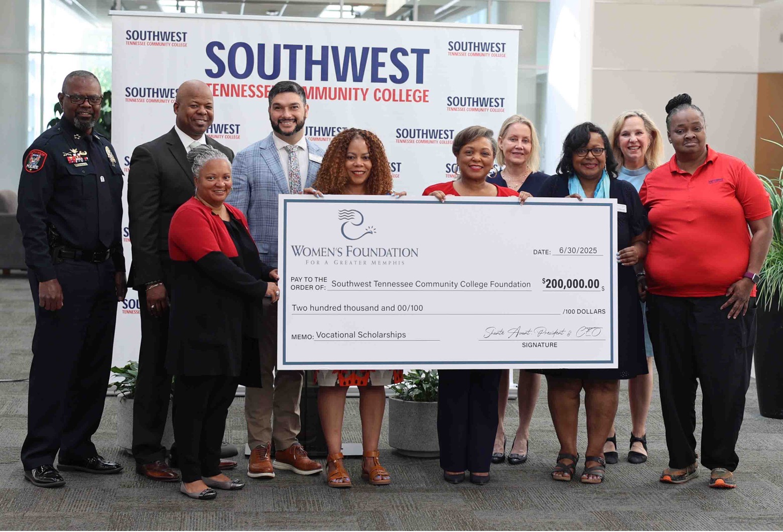 President Dr. Tracy D. Hall, senior staff, and scholar recipient accept a $200,000 gift from the Women’s Foundation for a Greater Memphis, presented by President/CEO Shante Avent and Patria Johnson, Senior Director of Grants and Programs.