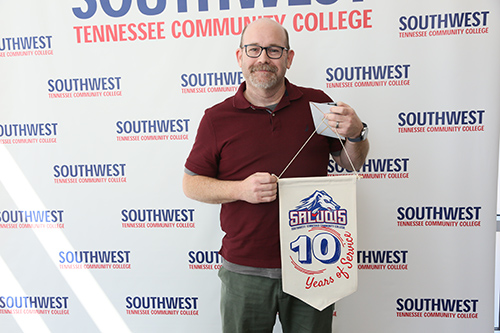 employee with flag showing years of service
